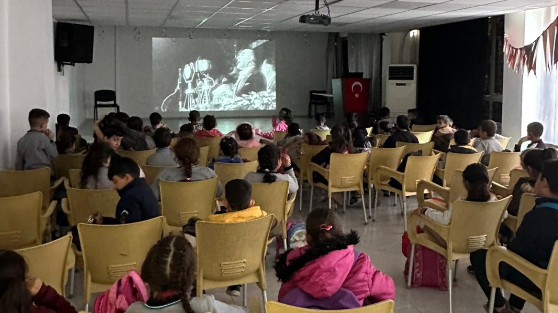 10 KASIM ATATÜRK'Ü ANMA GÜNÜ KAPSAMINDA OKULUMUZ ÖĞRENCİLERİNE DERSİMİZ ATATÜRK FİLM GÖSTERİSİ DÜZENLENDİ.