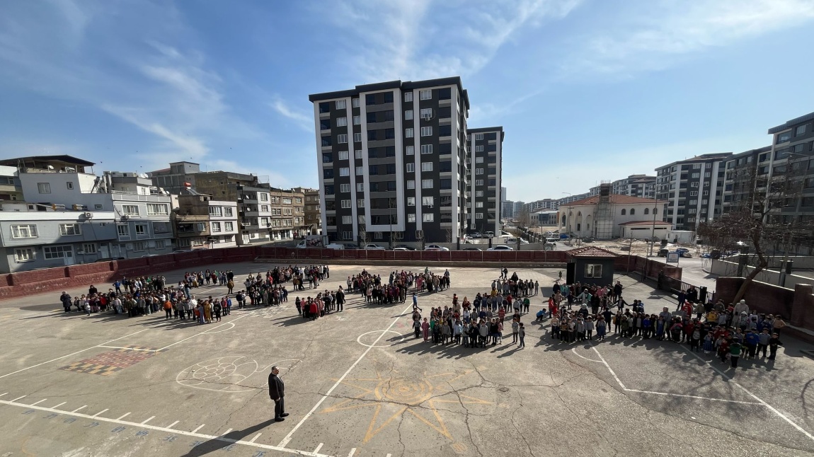 Deprem Haftası dolayısıyla okulumuzda Deprem Tatbikatı gerçekleştirildi ve öğrencileri ve öğretmenleri bu konuda bilgilendirildi.